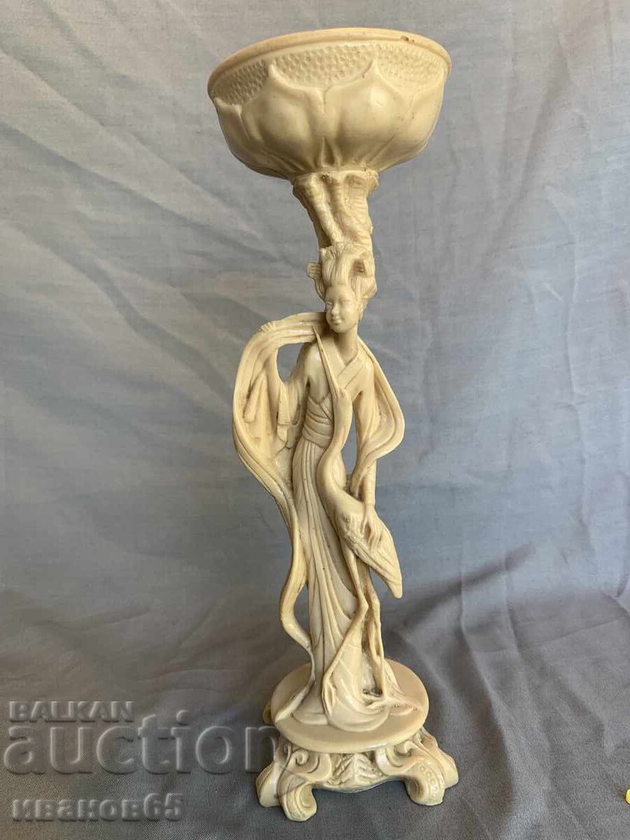 Κινέζικη γκέισα και πελαργός - ακουμπισμένοι σε στέλεχος λωτού Κινέζικη γκέισα και πελαργός - ακουμπισμένοι σε στέλεχος λωτού