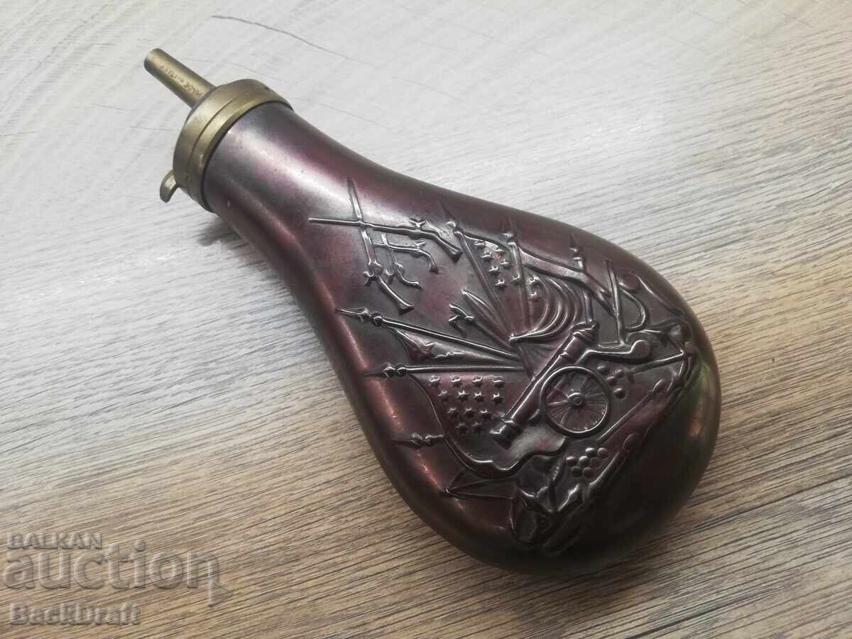 Релефна медна барутница,паласка, фишеклък, пищов, пушка