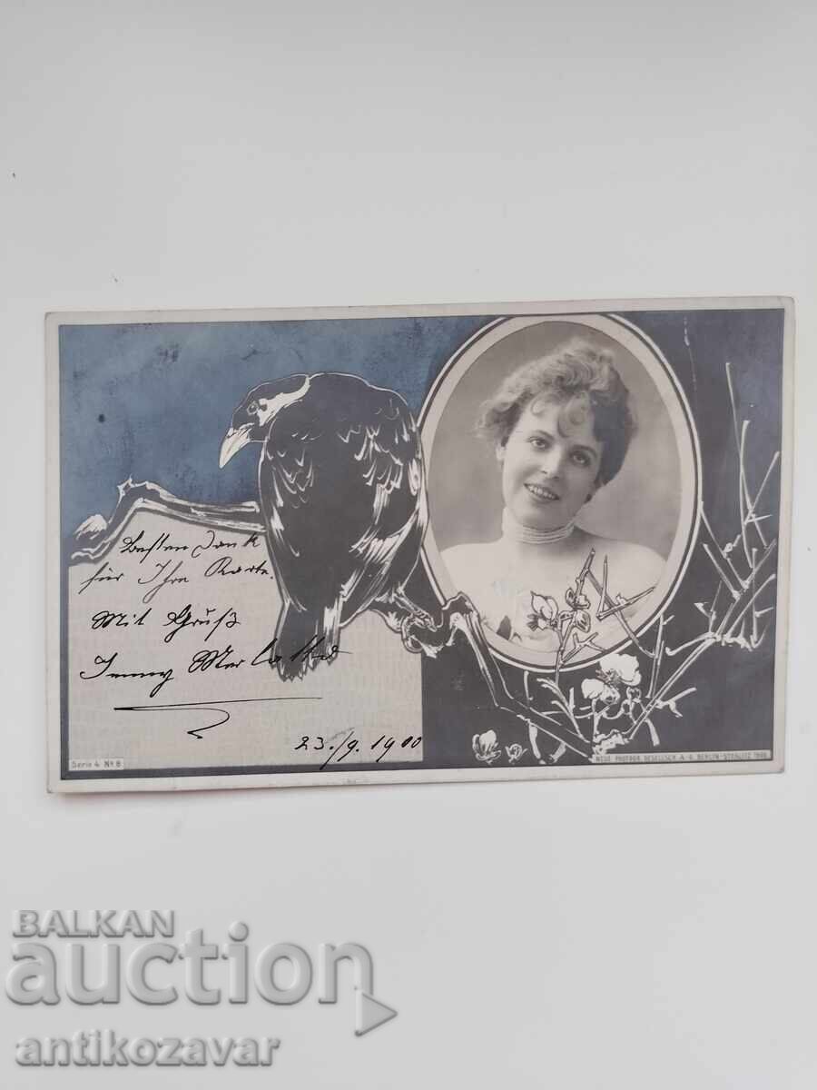 Veche carte poștală litografiată cu femeie și corb, 1900 Veche carte poștală litografiată cu femeie și corb, 1900