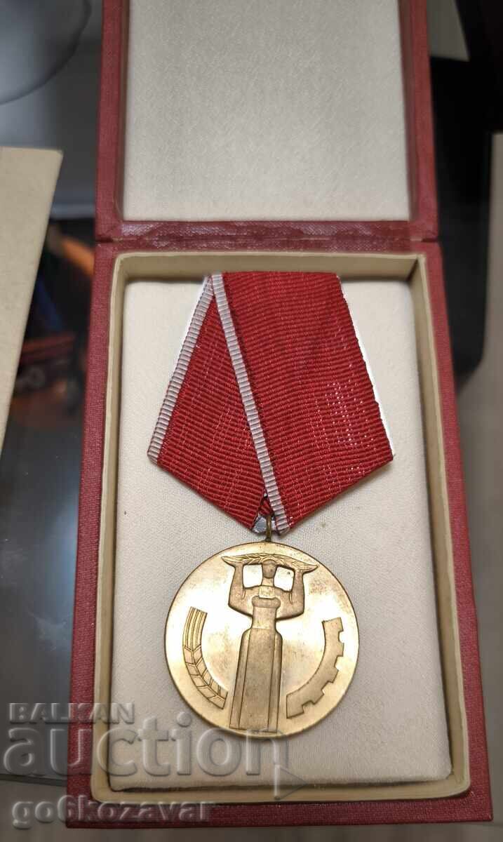 Licitație "25 de ani de putere populară" cu cutie document!