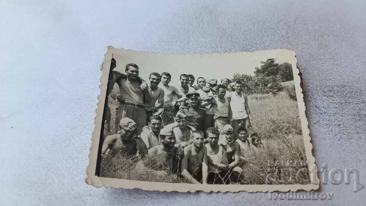 Fotografie Soldați cu comandantul lor Fotografie Soldați cu comandantul lor