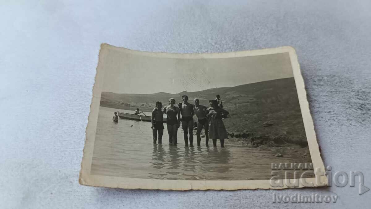 Φωτογραφία Νέοι άνδρες και γυναίκες στο ποτάμι Φωτογραφία Νέοι άνδρες και γυναίκες στο ποτάμι