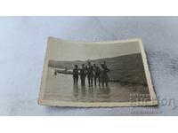 Φωτογραφία Νέοι άνδρες και γυναίκες στο ποτάμι