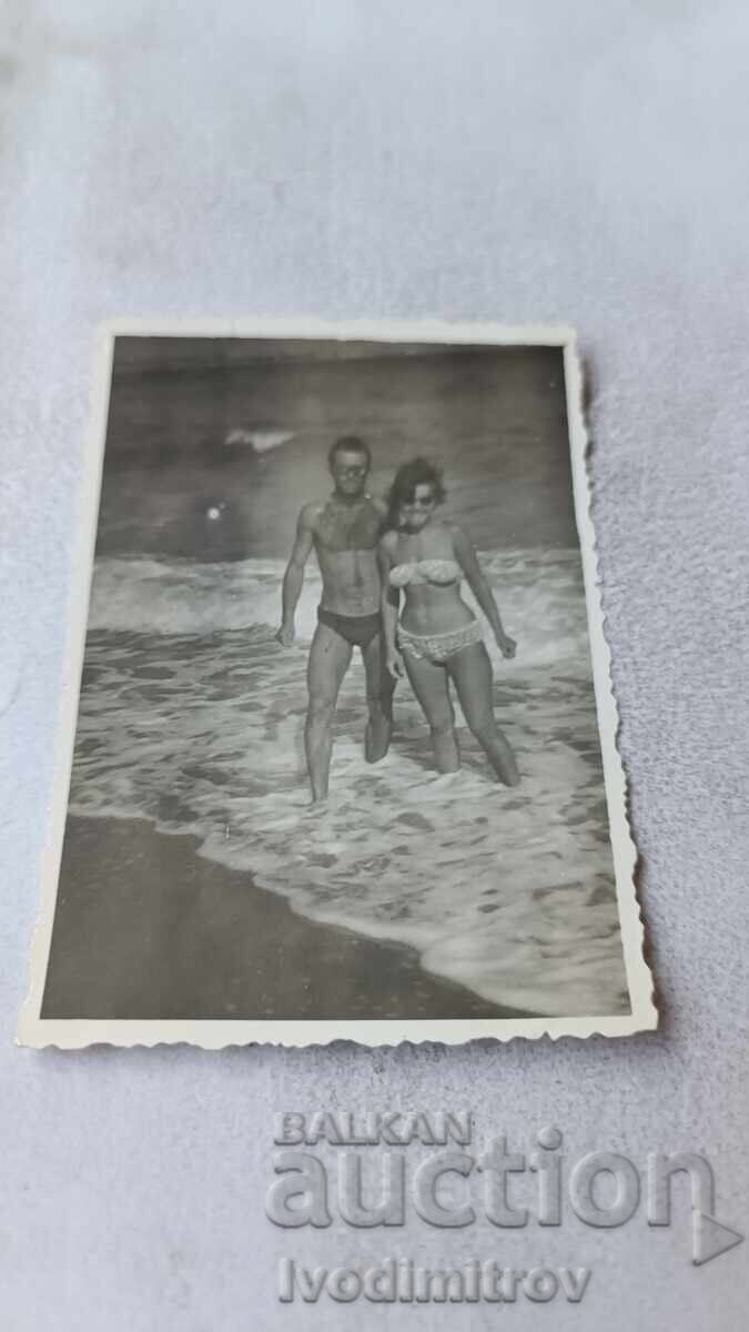 Φωτογραφία Άνδρας και νεαρή γυναίκα στην παραλία