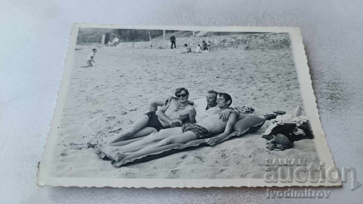 Снимка Трима мъже на плажа