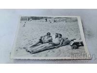 Снимка Трима мъже на плажа