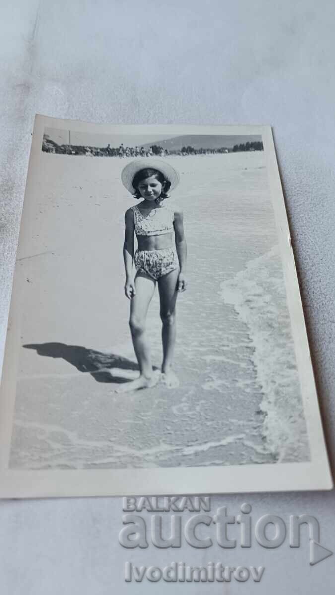 Photo Girl on the beach Photo Girl on the beach