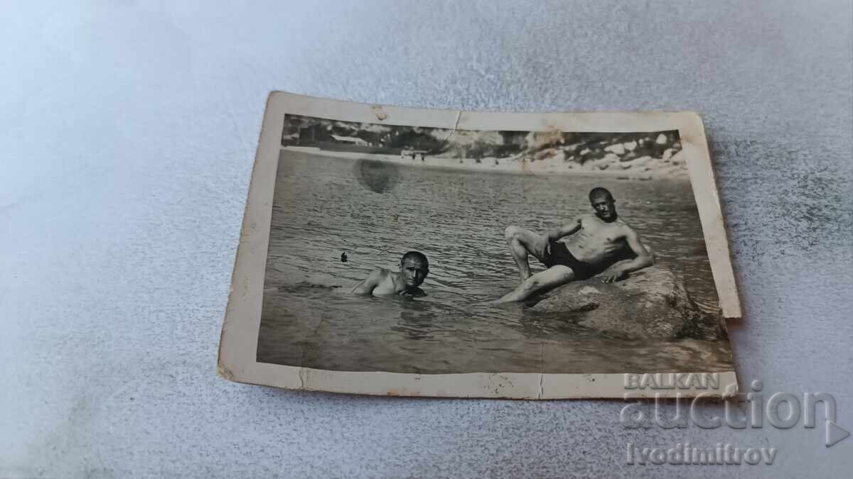 Снимка Варна Двама мъже в морето 1936