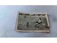 Снимка Варна Двама мъже в морето 1936