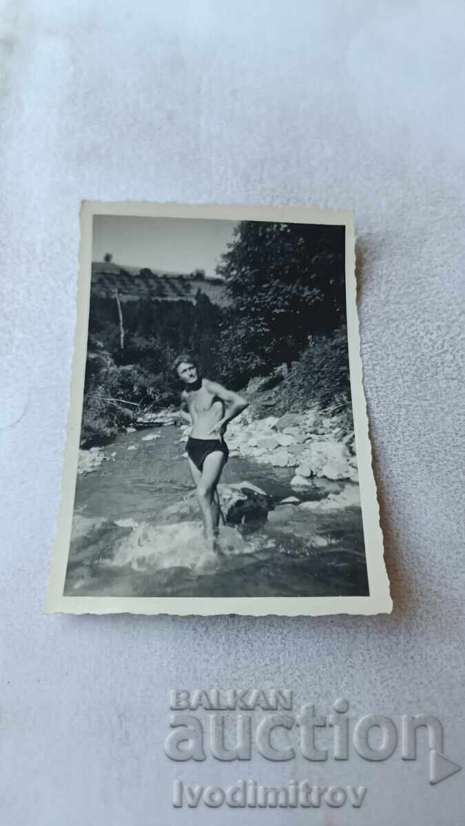 Snimka Mlad mŭzh στον ποταμό YAantra κάτω από το μοναστήρι του Gabrovo 1954