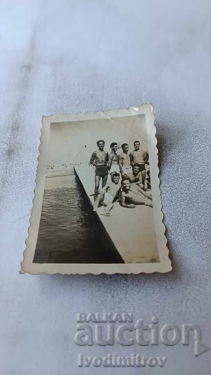 Снимка Млади мъже на пристана