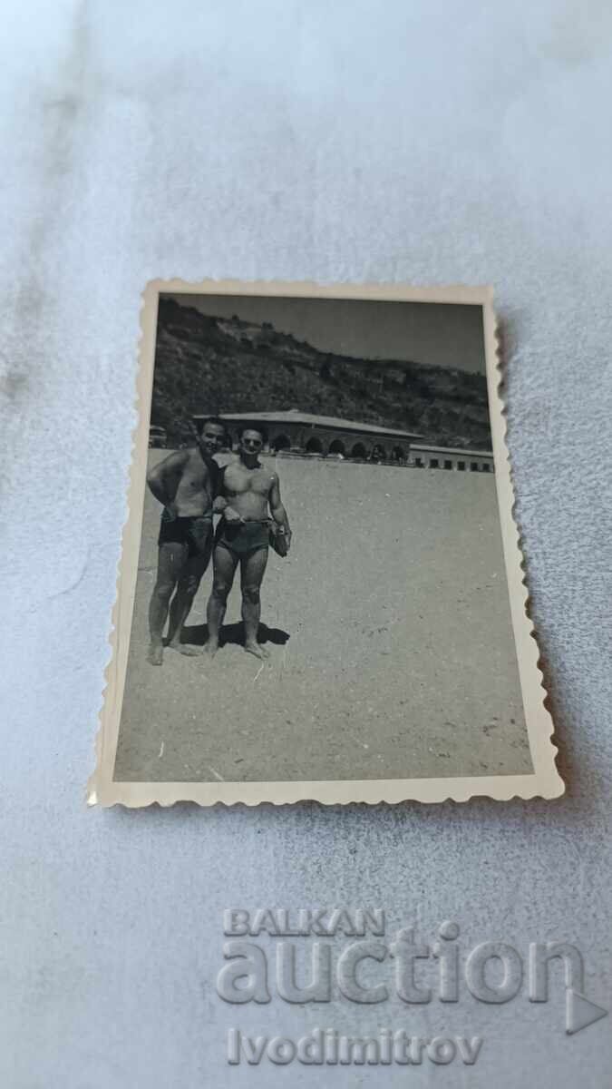 Снимка Двама мъже на плажа