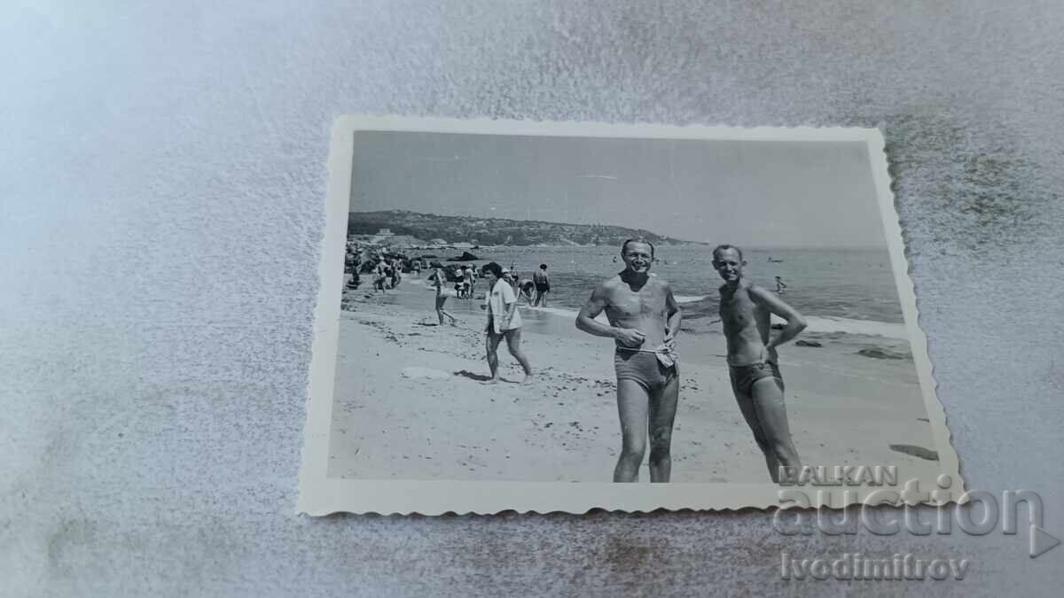 Снимка Двама мъже на плажа