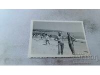 Снимка Двама мъже на плажа