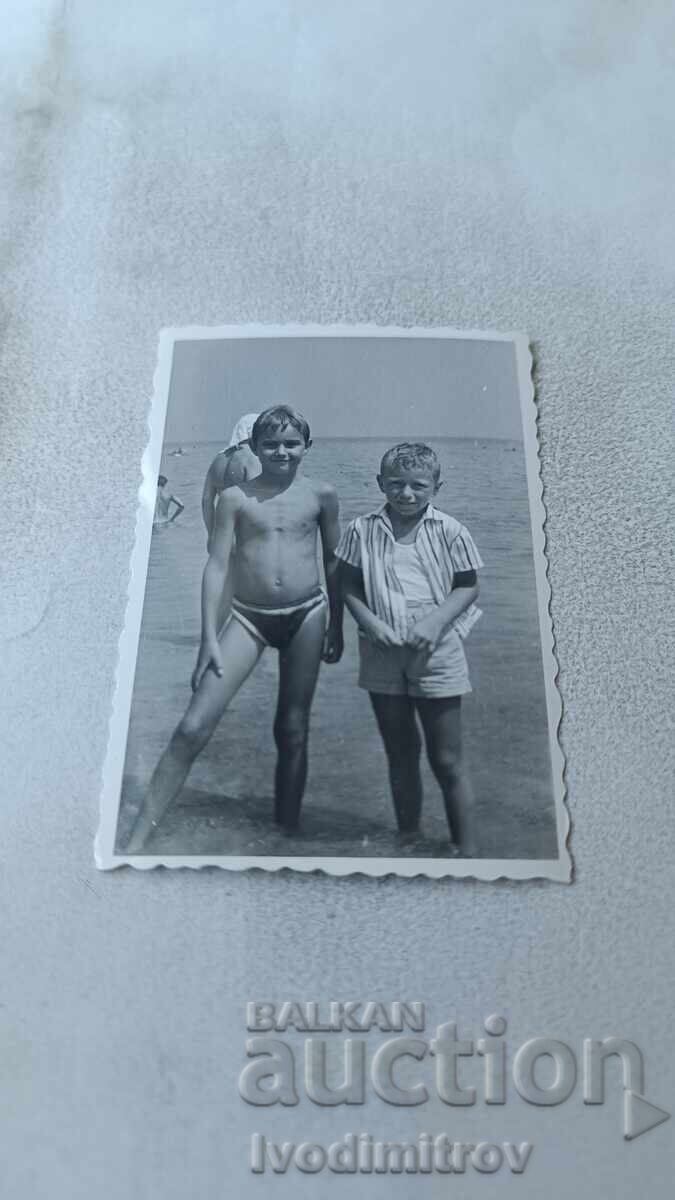 Foto Doi băieți pe plajă Foto Doi băieți pe plajă