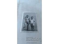 Foto Doi băieți pe plajă