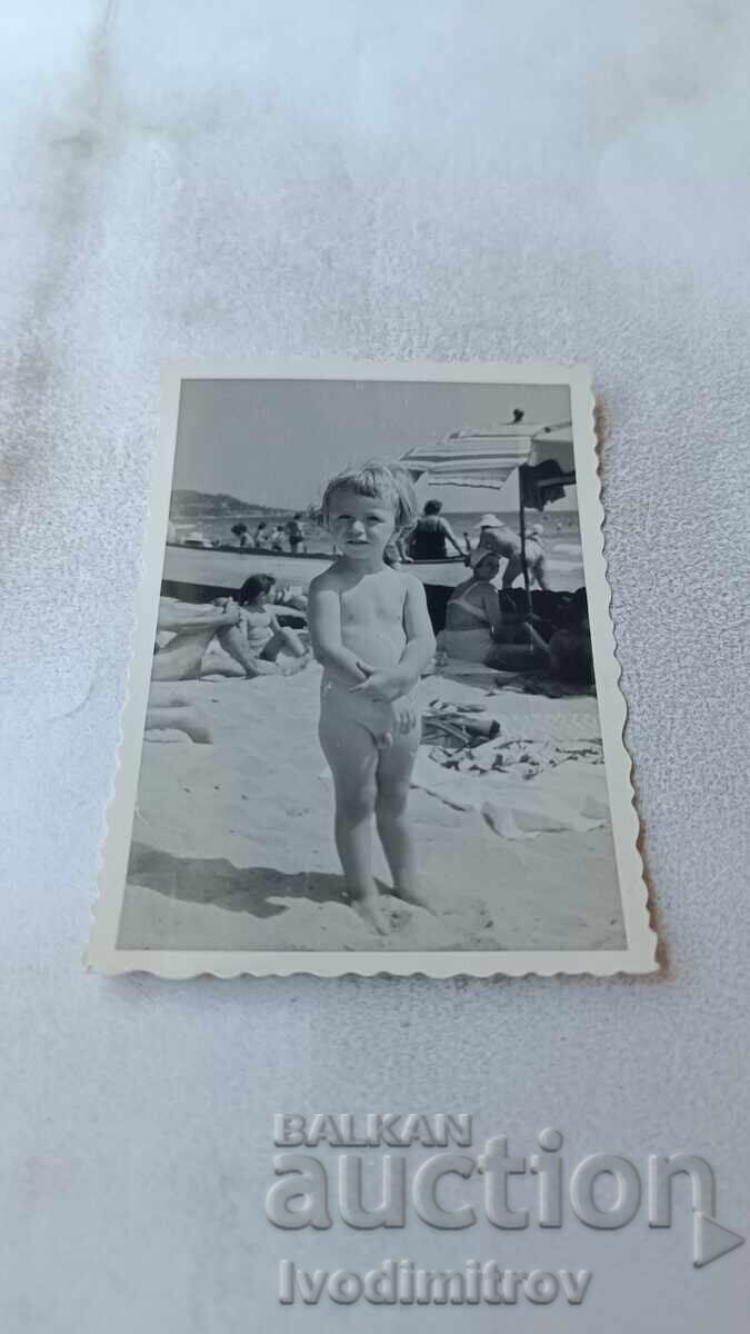 Снимка Момченце на плажа 1961