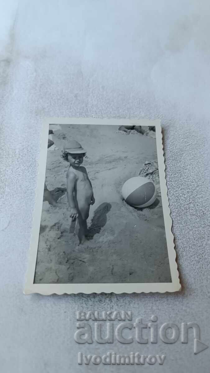 Снимка Момченце на плажа 1961