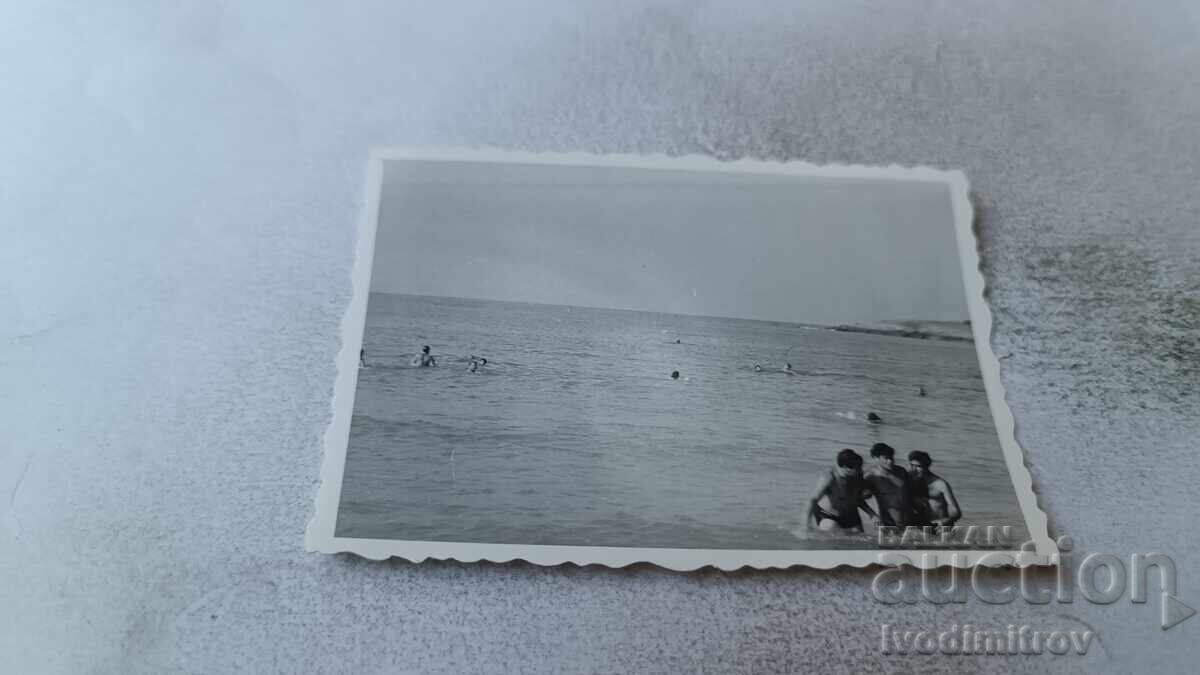 Снимка Китен Трима младежи в морето 1964