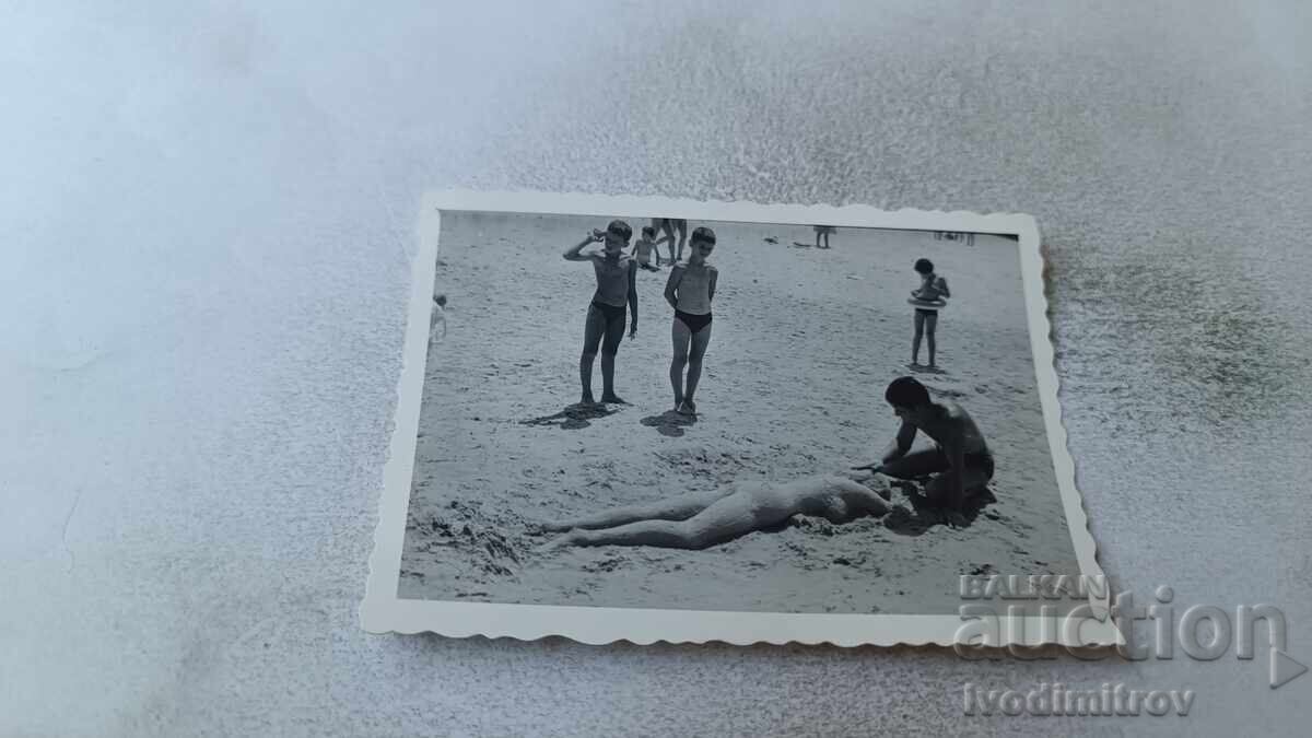 Снимка Китен Момчета забавляващи се на плажа 1964