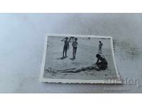 Φωτογραφία Κίτεν Αγόρια διασκεδάζουν στην παραλία 1964