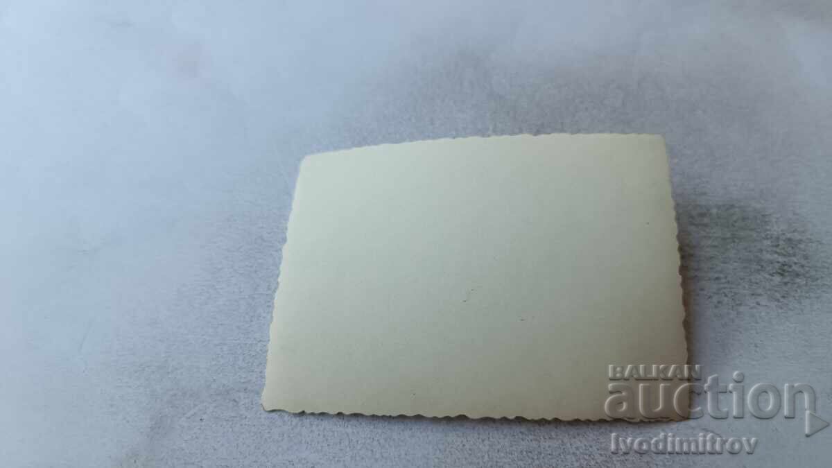 Φωτογραφία Άνδρες γυναίκες και παιδιά στην παραλία με τιμή 1.65 BGN | € 0.84