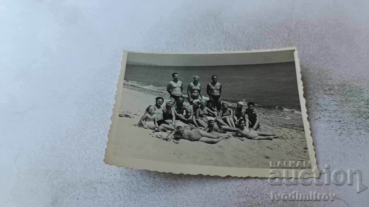 Φωτογραφία Άνδρες γυναίκες και παιδιά στην παραλία