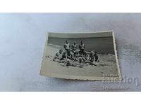 Φωτογραφία Άνδρες γυναίκες και παιδιά στην παραλία