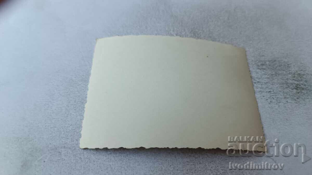 Φωτογραφία Νέοι άνδρες και κοπέλες στη θάλασσα με τιμή 1.65 BGN | € 0.84