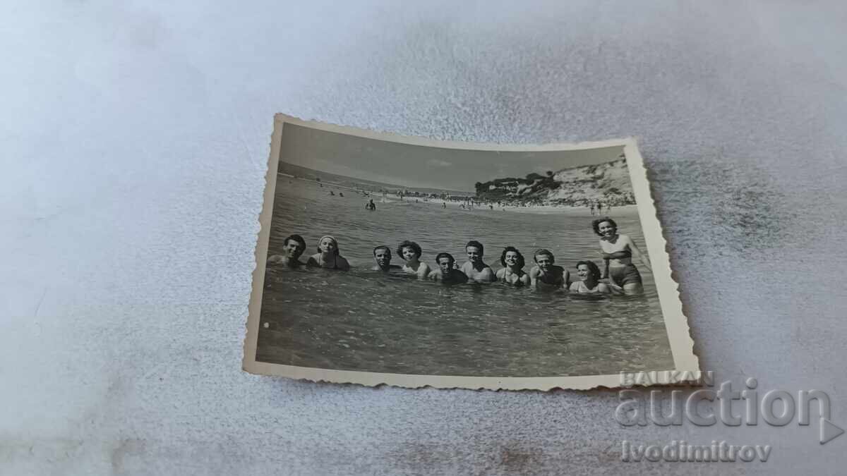 Φωτογραφία Νέοι άνδρες και κοπέλες στη θάλασσα