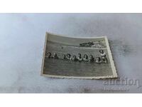 Φωτογραφία Νέοι άνδρες και κοπέλες στη θάλασσα