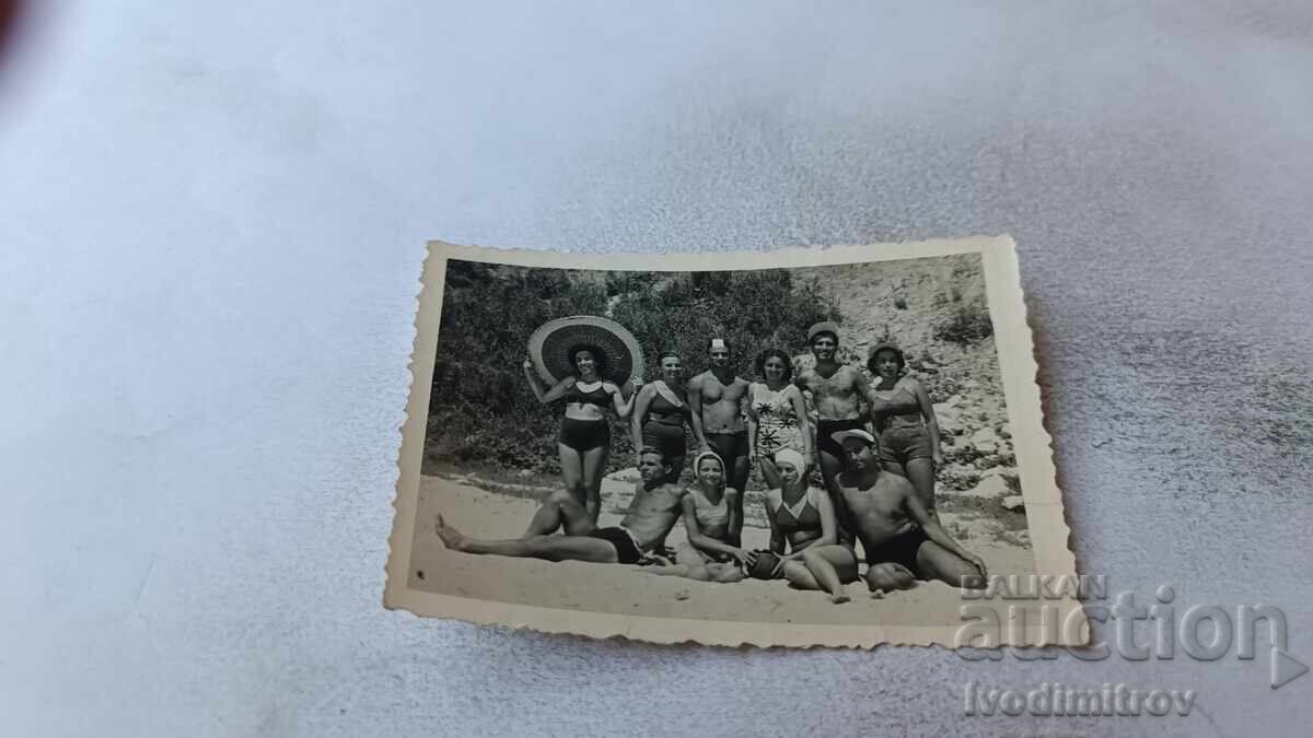 Φωτογραφία Νέοι άνδρες και γυναίκες στην παραλία Φωτογραφία Νέοι άνδρες και γυναίκες στην παραλία