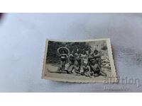 Φωτογραφία Νέοι άνδρες και γυναίκες στην παραλία