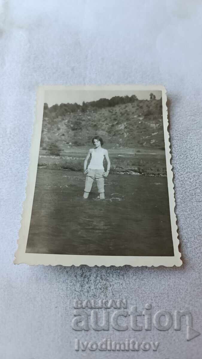 Φωτογραφία Νεαρό κορίτσι στον ποταμό