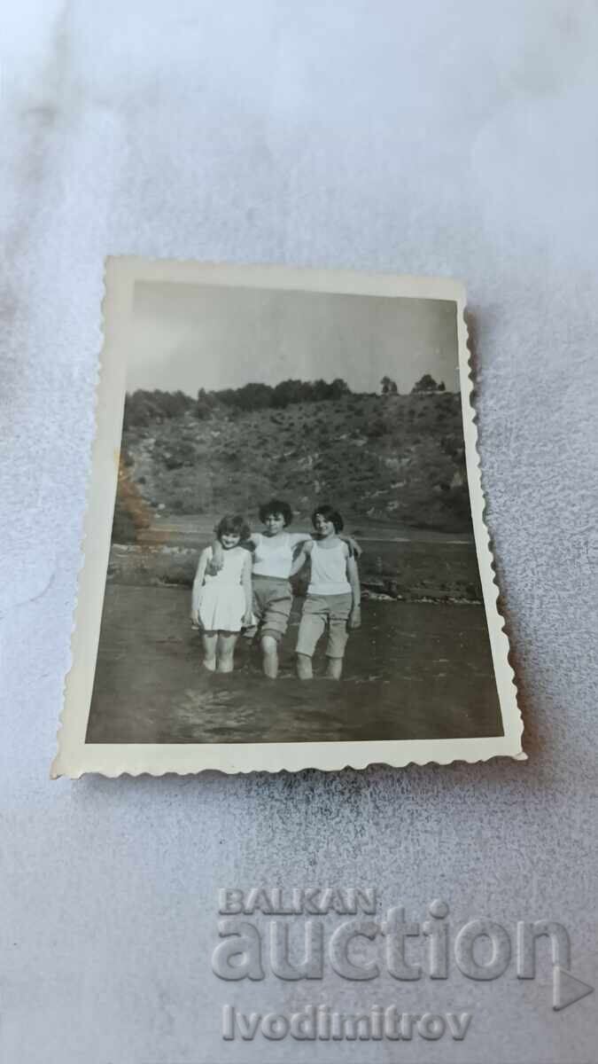 Φωτογραφία Τρία νεαρά κορίτσια στο ποτάμι