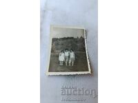 Φωτογραφία Τρία νεαρά κορίτσια στο ποτάμι