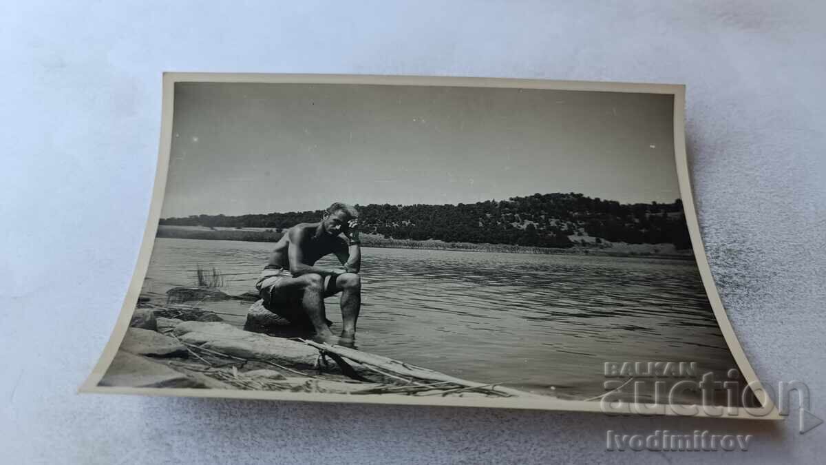 Fotografie Beronovo Bărbat lângă lac 1958 Fotografie Beronovo Bărbat lângă lac 1958