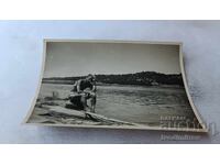 Φωτογραφία του Μπερόνοφ, άντρας ψαρεύει σε λίμνη, 1958