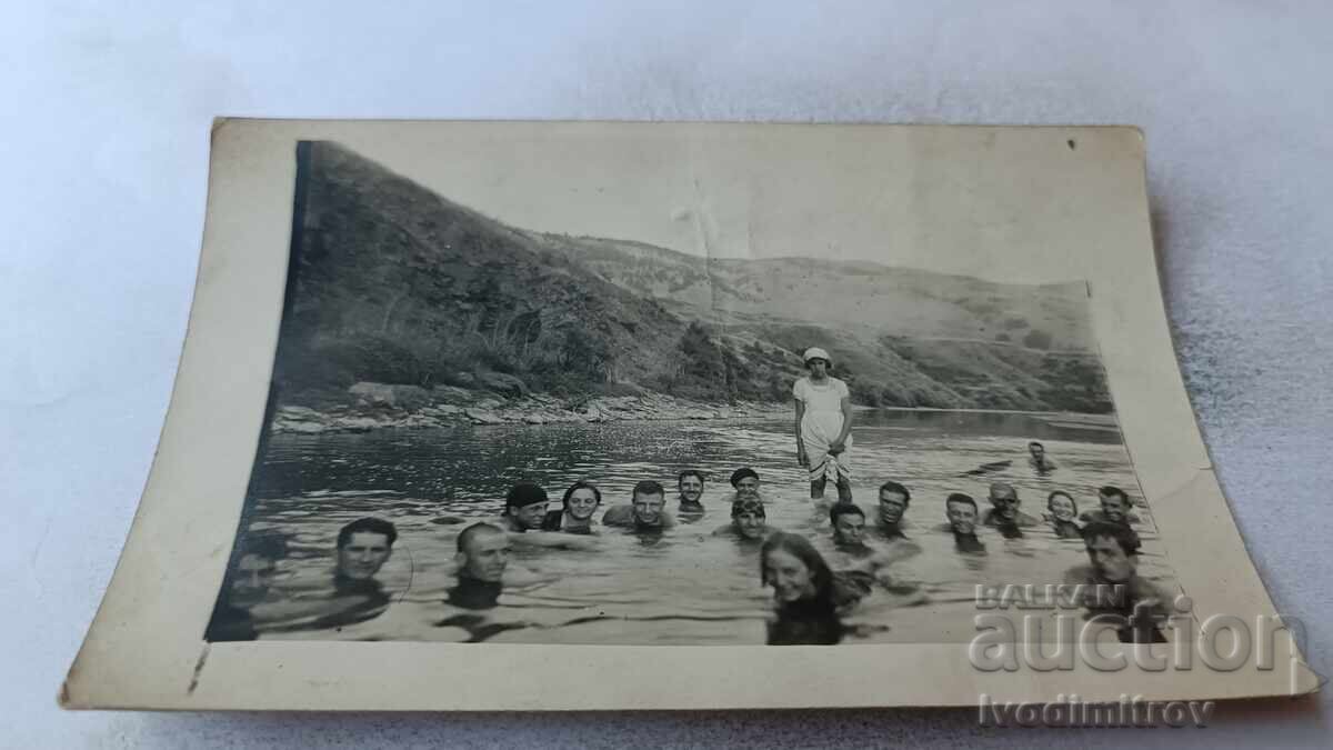 Φωτογραφία Νέων και κοριτσιών που κολυμπούν στο ποτάμι