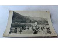 Φωτογραφία Νέων και κοριτσιών που κολυμπούν στο ποτάμι