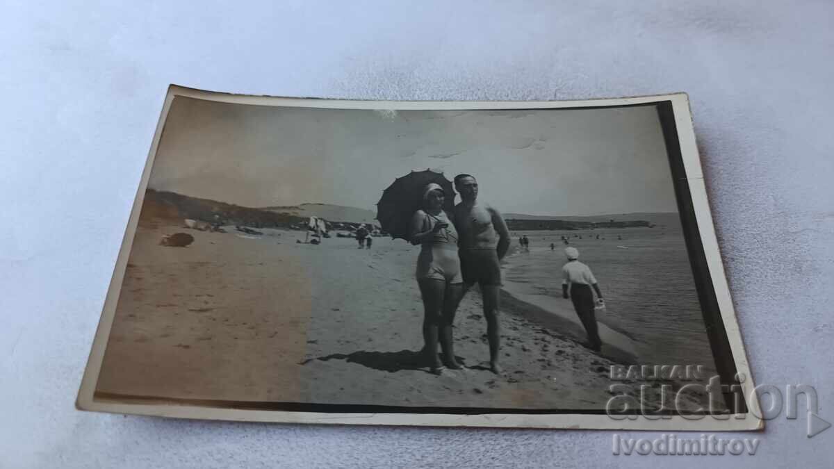 Снимка Мъж и жена с ретро бански на брега на морето Снимка Мъж и жена с ретро бански на брега на морето