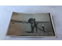 Φωτογραφία Άνδρας και γυναίκα με ρετρό μαγιό στην παραλία