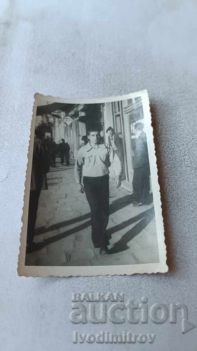 Снимка София Момче на разходка 1938