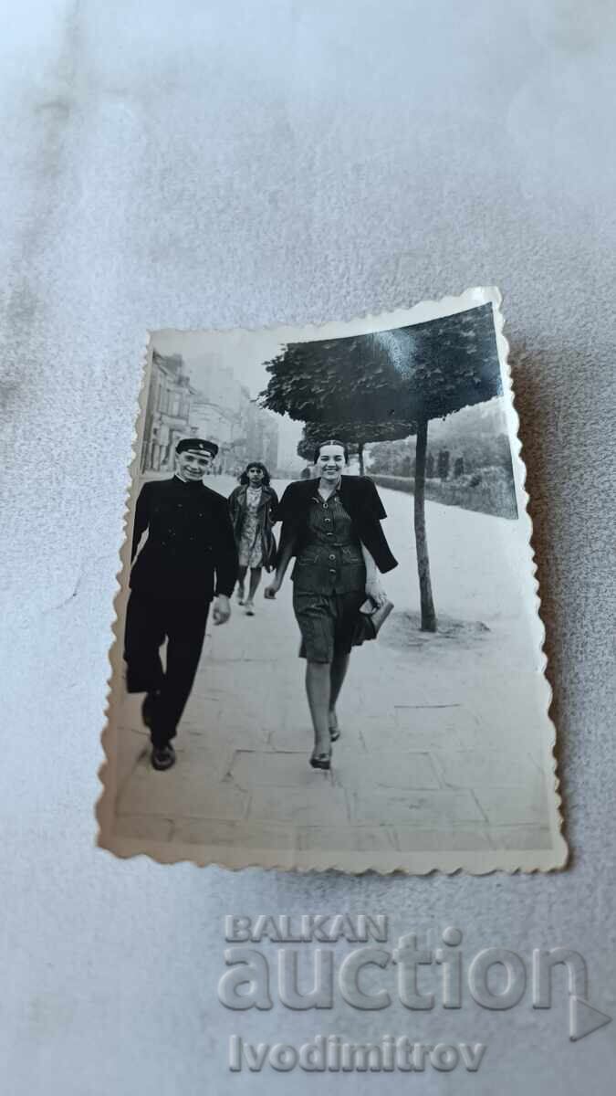 Φωτογραφία Σοφία Μια γυναίκα και ένας νεαρός άνδρας σε μια βόλτα