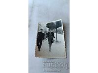 Φωτογραφία Σοφία Μια γυναίκα και ένας νεαρός άνδρας σε μια βόλτα