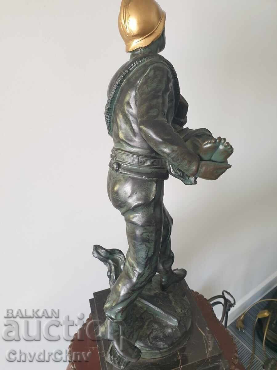 Licitație Veche sculptură/figură din bronz franceză a pompierului Moreau Licitație Veche sculptură/figură din bronz franceză a pompierului Moreau
