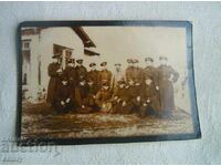 Μικρή παλιά φωτογραφία - στρατιώτες, στολές