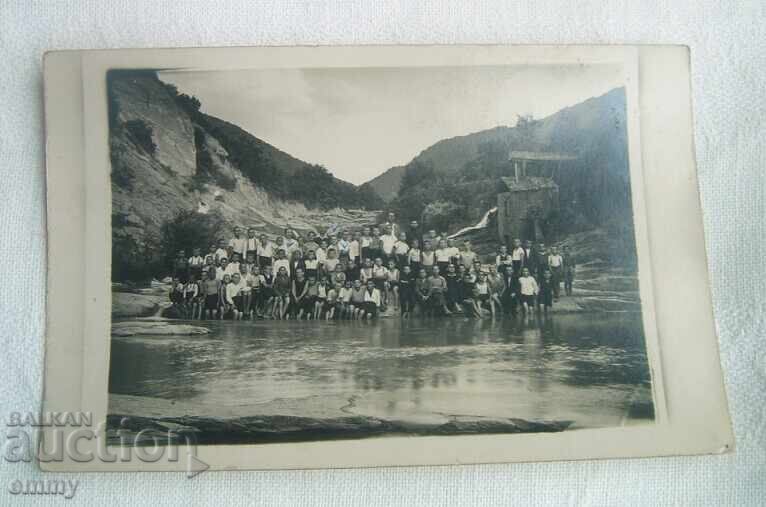 Стара снимка 1937 - ученици, учител при Капиновски манастир