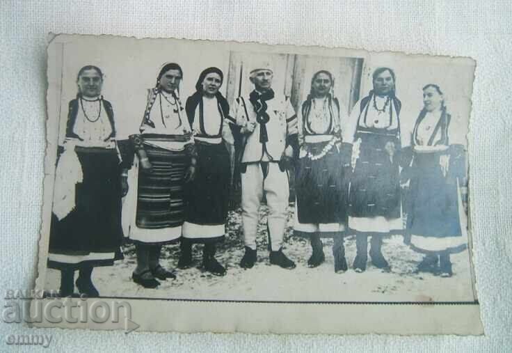 Παλιά φωτογραφία - άνδρας και γυναίκες με παραδοσιακές φορεσιές Παλιά φωτογραφία - άνδρας και γυναίκες με παραδοσιακές φορεσιές