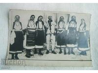 Παλιά φωτογραφία - άνδρας και γυναίκες με παραδοσιακές φορεσιές